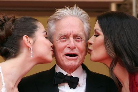 Von Carys und Catherine: Cannes-Küsschen für Michael Douglas Von Carys und Catherine: Cannes-Küsschen für Michael Douglas