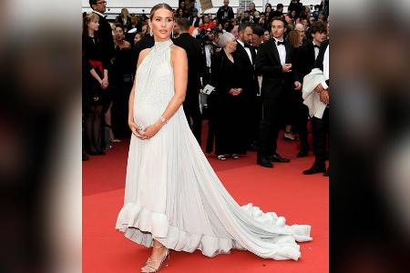 Mit Babybauch in Cannes: Claire Holt erwartet Kind Nummer drei Mit Babybauch in Cannes: Claire Holt erwartet Kind Nummer drei