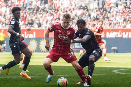 Düsseldorf verabschiedet Hennings emotional Düsseldorf verabschiedet Hennings emotional