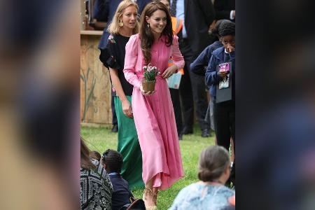 Picknick in Pink: Kate wird bei der Chelsea Flower Show zum Blickfang Picknick in Pink: Kate wird bei der Chelsea Flower Show zum Blickfang