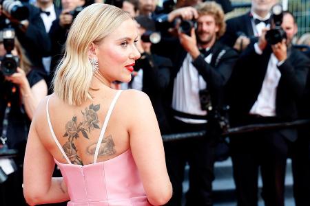 Scarlett Johansson zeigt ihr großes Rücken-Tattoo Scarlett Johansson zeigt ihr großes Rücken-Tattoo