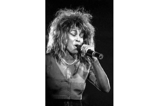 Mitte der Fünfziger sah Anna Mae Bullock erstmals Ike Turner live mit seiner Band Kings of Rhythm. Später beschreibt die junge Frau ihre erste Begegnung mit dem begnadeten Musiker: 