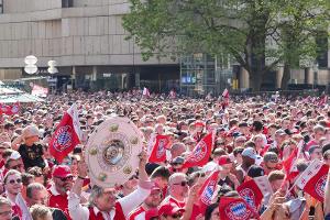 Bayern feiern Meister-"Double" am Marienplatz