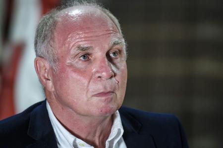 Hoeneß erhebt Vorwürfe gegen Kahn - und reicht ihm die Hand Hoeneß erhebt Vorwürfe gegen Kahn - und reicht ihm die Hand