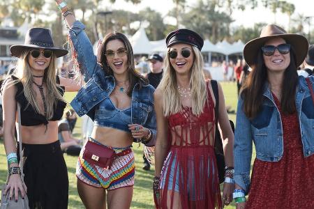 Festival-Saison beginnt: Stylische Outfit-Inspirationen der Stars Festival-Saison beginnt: Stylische Outfit-Inspirationen der Stars