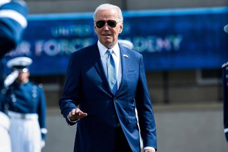 Nach Sturz auf der Bühne: So geht es US-Präsident Joe Biden Nach Sturz auf der Bühne: So geht es US-Präsident Joe Biden