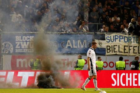 Debakel und Fan-Ausschreitungen: Bielefeld droht Abstieg Debakel und Fan-Ausschreitungen: Bielefeld droht Abstieg