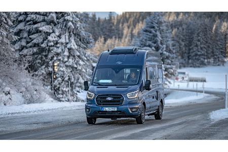 Premiere Carado Campingbus Totale von vorne rechts