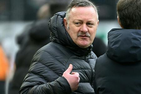 Gladbach: Schmadtke sitzt neben Seoane auf der Bank Gladbach: Schmadtke sitzt neben Seoane auf der Bank