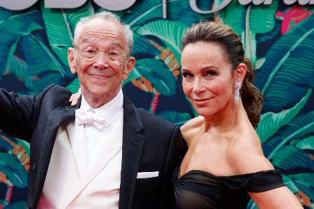 Jennifer Grey zeichnet ihren Vater bei Tony Awards für Lebenswerk aus Jennifer Grey zeichnet ihren Vater bei Tony Awards für Lebenswerk aus