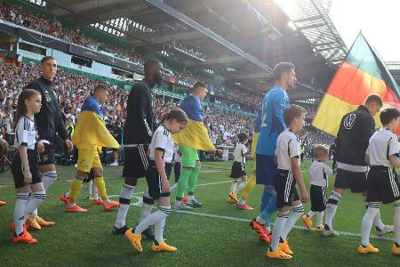 Jubiläumsspiel sendet schon vor dem Anpfiff Friedenszeichen Jubiläumsspiel sendet schon vor dem Anpfiff Friedenszeichen