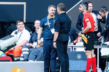 Rebrow dankt Fans, Spielern und dem DFB Rebrow dankt Fans, Spielern und dem DFB