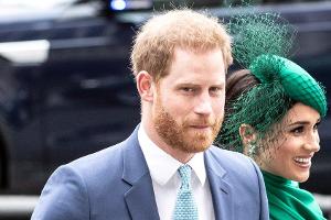 Neue Fotos vom "The Crown"-Set zeigen Prinz Harrys Nazi-Kostüm