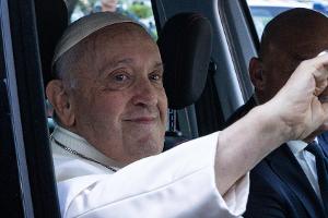 Nach Notoperation: Papst Franziskus hat die Klinik wieder verlassen
