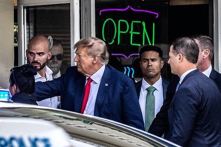 Donald Trump lädt Fans zum Essen ein - und geht ohne zu bezahlen Donald Trump lädt Fans zum Essen ein - und geht ohne zu bezahlen