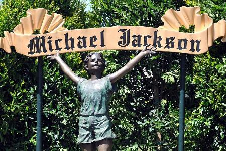 Statuen aus Michael Jacksons Neverland Ranch stehen wieder zum Verkauf Statuen aus Michael Jacksons Neverland Ranch stehen wieder zum Verkauf