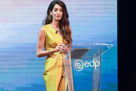 Amal Clooney: Glänzender Auftritt in ihrem Lieblingsoutfit Amal Clooney: Glänzender Auftritt in ihrem Lieblingsoutfit