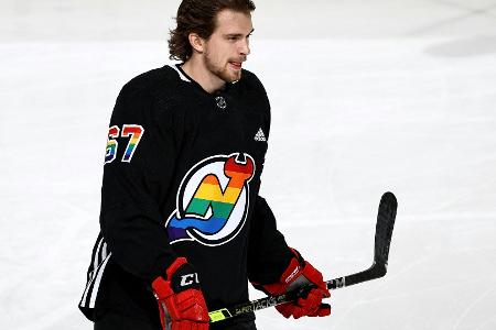 Pride Night: NHL schafft Regenbogentrikots ab Pride Night: NHL schafft Regenbogentrikots ab