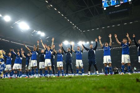 Vor rund 2000 Fans: Schalke startet Zweitliga-Vorbereitung Vor rund 2000 Fans: Schalke startet Zweitliga-Vorbereitung