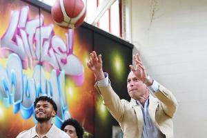 Prinz William versucht sich mit Sakko im Basketball