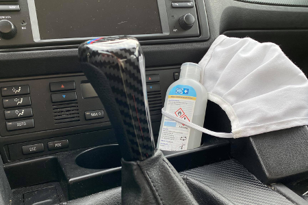 Corona-Maske im Auto Corona-Maske im Auto