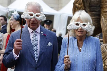Darum tragen König Charles und Königin Camilla Tiermasken Darum tragen König Charles und Königin Camilla Tiermasken