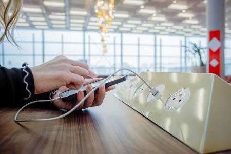 Achtung: Vermeiden Sie öffentliche USB-Ladestationen Achtung: Vermeiden Sie öffentliche USB-Ladestationen