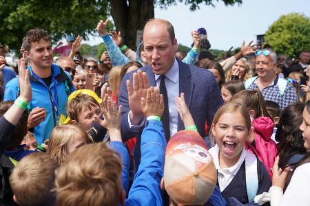 Prinz William sorgt unter Schülern in Norfolk für Begeisterung Prinz William sorgt unter Schülern in Norfolk für Begeisterung