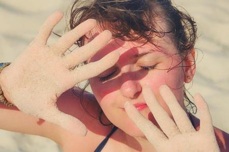 Pusteln und juckende Haut: Sonnenallergie vorbeugen und behandeln Pusteln und juckende Haut: Sonnenallergie vorbeugen und behandeln
