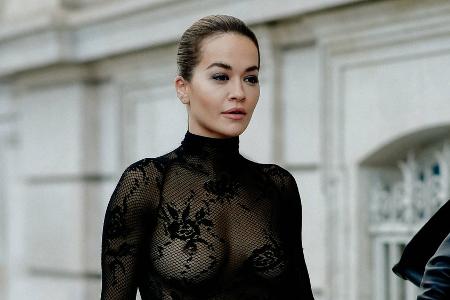 Rita Ora kommt ohne BH zur Fashionshow Rita Ora kommt ohne BH zur Fashionshow