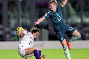 Popp über Frauenfußball: "Nahbarer als die Männer"