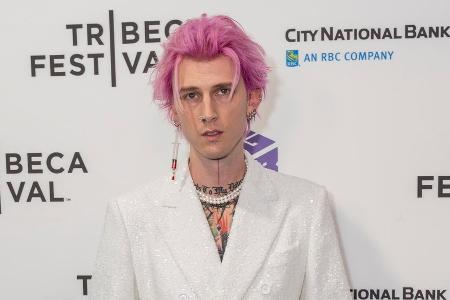 Machine Gun Kelly: Polizei stoppt Überraschungskonzert in Madrid Machine Gun Kelly: Polizei stoppt Überraschungskonzert in Madrid