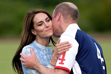 Ein Küsschen von Kate: Sie unterstützt ihren William beim Polo Ein Küsschen von Kate: Sie unterstützt ihren William beim Polo