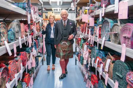 König Charles III. und Königin Camilla besuchen Schottenrock-Weberei König Charles III. und Königin Camilla besuchen Schottenrock-Weberei