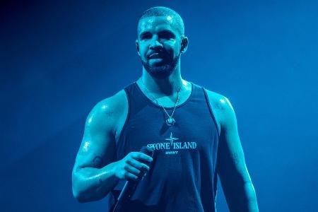 Wurfgeschoss-Attacke bei Konzert: Rapper Drake mit Handy beworfen Wurfgeschoss-Attacke bei Konzert: Rapper Drake mit Handy beworfen