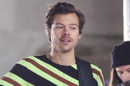 Harry Styles von geworfenem Gegenstand aus dem Publikum verletzt Harry Styles von geworfenem Gegenstand aus dem Publikum verletzt