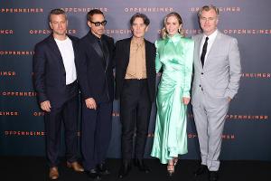 "Oppenheimer"-Premiere: Emily Blunt strahlt in grünem Satinkleid