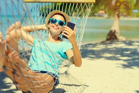 Smartphone im Urlaub: Kaum jemand will darauf verzichten Smartphone im Urlaub: Kaum jemand will darauf verzichten