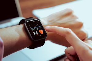 Smartwatch erkennt Parkinson 7 Jahre früher als Ärzte