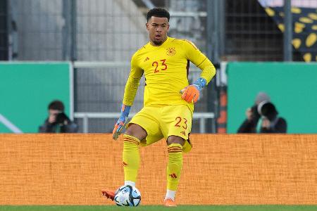 Freiburg verlängert mit U21-Nationaltorhüter Atubolu Freiburg verlängert mit U21-Nationaltorhüter Atubolu