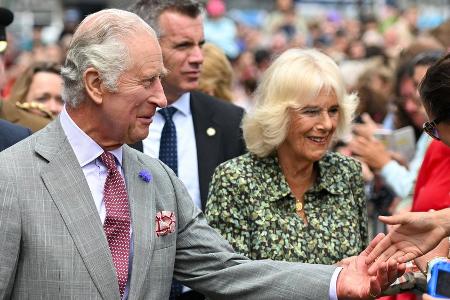 Erstmals als Königspaar: Charles und Camilla besuchen Cornwall Erstmals als Königspaar: Charles und Camilla besuchen Cornwall