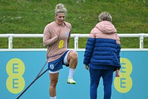 Kapitänin Bright zurück: England mit Remis