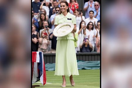 Prinzessin Kate überreicht Trophäen in Wimbledon Prinzessin Kate überreicht Trophäen in Wimbledon