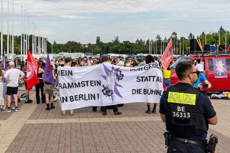 Proteste beim ersten Berlin-Konzert von Rammstein Proteste beim ersten Berlin-Konzert von Rammstein