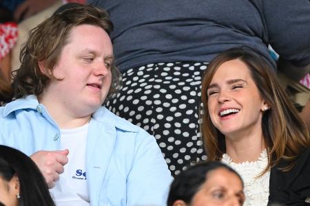 Lewis Capaldi und Emma Watson amüsieren sich in Wimbledon Lewis Capaldi und Emma Watson amüsieren sich in Wimbledon