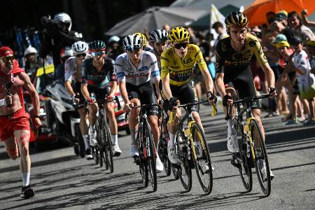 Tour: Zuschauer löst Massensturz aus Tour: Zuschauer löst Massensturz aus