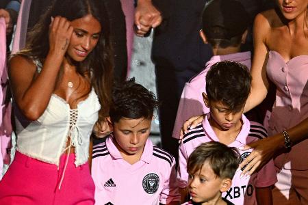 Söhnchen Thiago stiehlt Messi die Show Söhnchen Thiago stiehlt Messi die Show