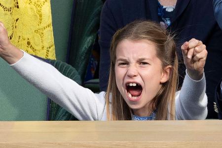 Prinzessin Charlotte fiebert bei ihrem ersten Wimbledon-Besuch mit Prinzessin Charlotte fiebert bei ihrem ersten Wimbledon-Besuch mit