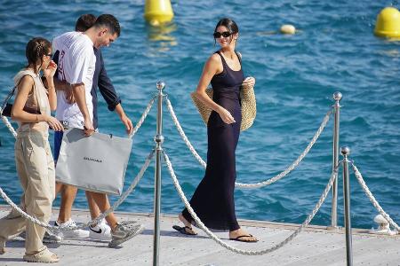 Schwarzes Kleid, flache Schuhe: Diesen Sommer-Look lieben die Promis Schwarzes Kleid, flache Schuhe: Diesen Sommer-Look lieben die Promis