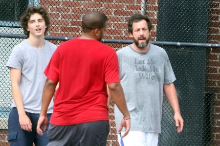 Timothée Chalamet und Adam Sandler spielen eine Runde Basketball Timothée Chalamet und Adam Sandler spielen eine Runde Basketball